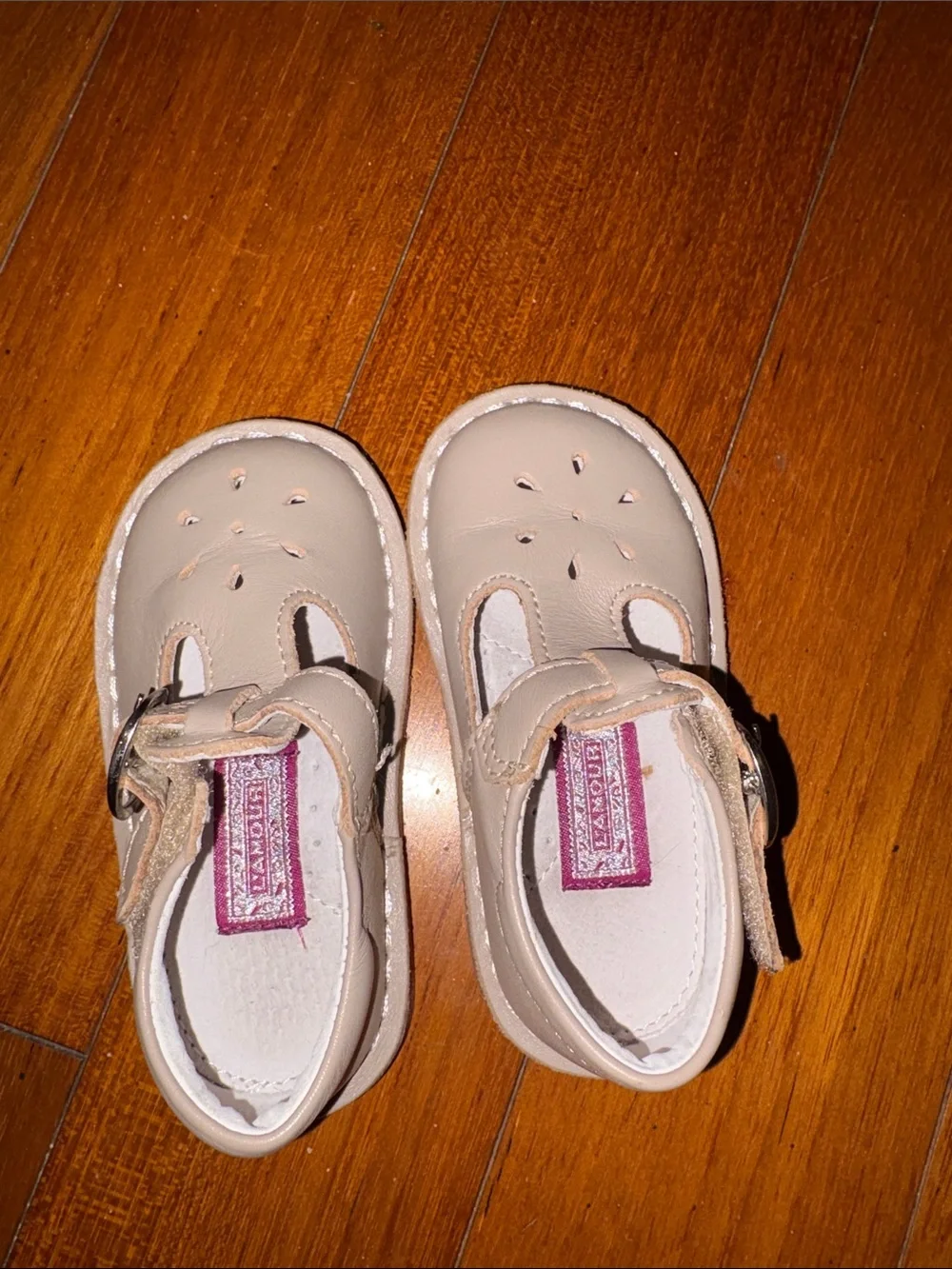 NWOT L'Amour Joy Classic Leather T-Strap Mary Janes in almond size 5